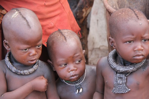 namibie,voyage en namibie,himba,otjiheke,photos enfants himba,photos femmes himba,portraits de himba,frédéric lopez,rendez-vous en terre inconnue,ocre,ocre rouge