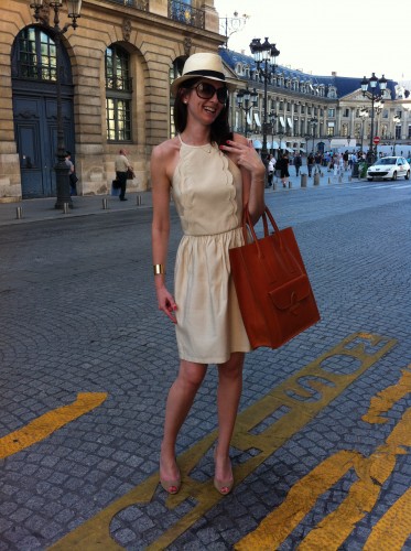 bar 8,mandarin oriental paris,mandarin oriental paris exterior courtyard,sac shopper céline,céline shopper bag,jimmy choo,tara jarmon,tara jarmon dress,robe tara jarmon,panama hat,panama,shopping,paris,drink chic in paris,tom ford sunglasses,isabel jimmy choo,mia reva,manchette dorée,manchette klein clémence cabanes