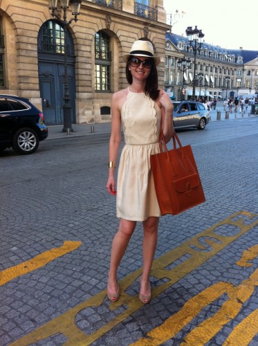 bar 8, mandarin oriental paris, mandarin oriental paris exterior courtyard, sac shopper céline, céline shopper bag, jimmy choo, tara jarmon, tara jarmon dress, robe tara jarmon, panama hat, panama, shopping, paris, drink chic in paris, tom ford sunglasses, isabel jimmy choo, mia reva,  manchette dorée, manchette klein clémence cabanes, paris, 