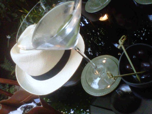 bar 8,mandarin oriental paris,mandarin oriental paris exterior courtyard,sac shopper céline,céline shopper bag,jimmy choo,tara jarmon,tara jarmon dress,robe tara jarmon,panama hat,panama,shopping,paris,drink chic in paris,tom ford sunglasses,isabel jimmy choo,mia reva,manchette dorée,manchette klein clémence cabanes