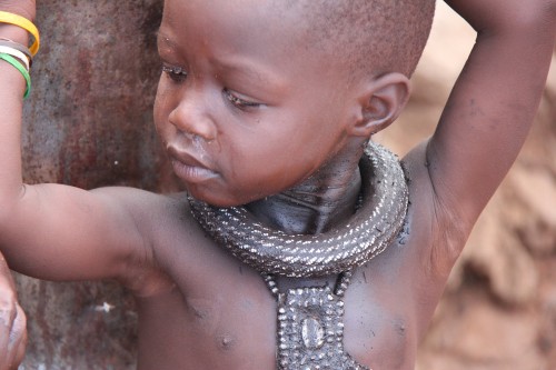 namibie,voyage en namibie,himba,otjiheke,photos enfants himba,photos femmes himba,portraits de himba,frédéric lopez,rendez-vous en terre inconnue,ocre,ocre rouge