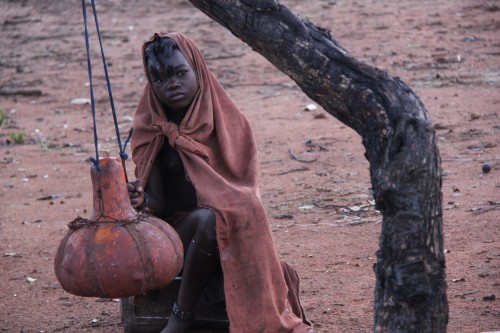 namibie,voyage en namibie,himba,otjiheke,photos enfants himba,photos femmes himba,portraits de himba,frédéric lopez,rendez-vous en terre inconnue,ocre,ocre rouge