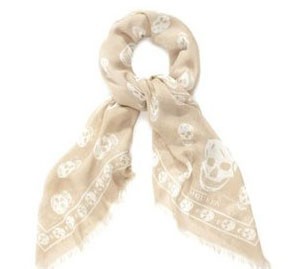 skull scarf alexander mcqueen,alexander mcqueen,london,londres,london shopping,shopping à londres,bon plan mode,paris,skull scarves,skull pashmina,écharpe tête de mort,fashion