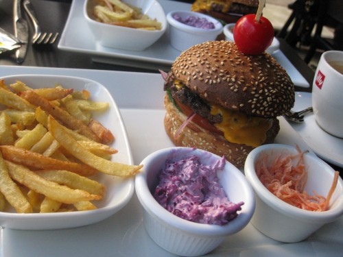 cheeseburger,cheeseburger paris,hamburger,hamburger paris,où manger un hamburger à paris,razowski,razowski paris,marché saint honoré,rue du marché saint honoré,fooding,fooding paris,restaurant terrasse paris