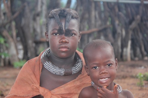 namibie,voyage en namibie,himba,otjiheke,photos enfants himba,photos femmes himba,portraits de himba,frédéric lopez,rendez-vous en terre inconnue,ocre,ocre rouge