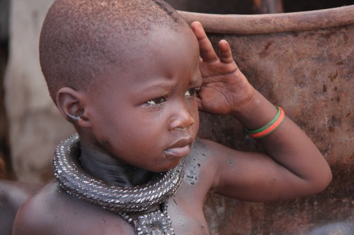 namibie,voyage en namibie,himba,otjiheke,photos enfants himba,photos femmes himba,portraits de himba,frédéric lopez,rendez-vous en terre inconnue,ocre,ocre rouge