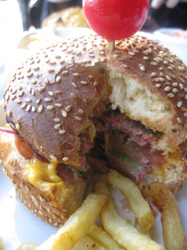 cheeseburger,cheeseburger paris,hamburger,hamburger paris,où manger un hamburger à paris,razowski,razowski paris,marché saint honoré,rue du marché saint honoré,fooding,fooding paris,restaurant terrasse paris