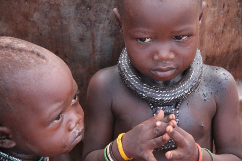 namibie,voyage en namibie,himba,otjiheke,photos enfants himba,photos femmes himba,portraits de himba,frédéric lopez,rendez-vous en terre inconnue,ocre,ocre rouge