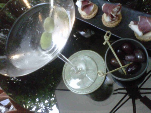 bar 8,mandarin oriental paris,mandarin oriental paris exterior courtyard,sac shopper céline,céline shopper bag,jimmy choo,tara jarmon,tara jarmon dress,robe tara jarmon,panama hat,panama,shopping,paris,drink chic in paris,tom ford sunglasses,isabel jimmy choo,mia reva,manchette dorée,manchette klein clémence cabanes