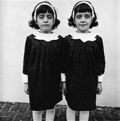 diane arbus,diane arbus photography,diane arbus jeu de paume,paris,culture à paris,identical twins,identical twins diane arbus,child with toy hand grenade in central park,child with toy hand grenade in central park diane arbus