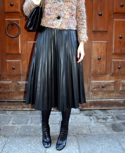 iro,blog mode,veste helga iro,elie l'enzo,roseanna,chanel,2.55 chanel,jupe plissée cuir,jupe plissée,pleated skirt,alona isabel marant,boots alona isabel marant,top guipure,bmouse guipure,galvin roseanna,top guipure galvin roseanna