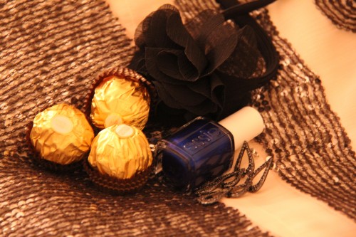 pilgrim,essie,essie aruba blue,ferrero rochers,boxomodo.com,londres,sketch,sketch london,robe à paillettes,charleston,swinging london,tenue pour les fêtes,shopping,bon plan mode,paris,sequins dress,jucca