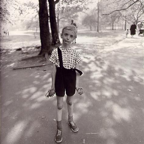 diane arbus,diane arbus photography,diane arbus jeu de paume,paris,culture à paris,identical twins,identical twins diane arbus,child with toy hand grenade in central park,child with toy hand grenade in central park diane arbus