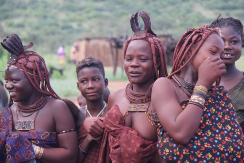 namibie,voyage en namibie,himba,otjiheke,photos enfants himba,photos femmes himba,portraits de himba,frédéric lopez,rendez-vous en terre inconnue, ocre, ocre rouge