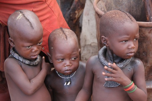 namibie,voyage en namibie,himba,otjiheke,photos enfants himba,photos femmes himba,portraits de himba,frédéric lopez,rendez-vous en terre inconnue,ocre,ocre rouge