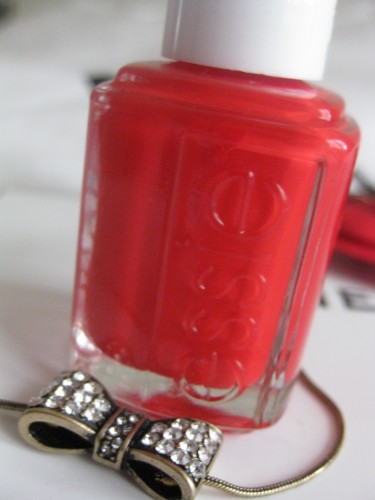 tara jarmon,essie,fifth avenue essie,fifth avenue nail polish essie,shopping,paris,robe tara jarmon,pilgrim,pilgrim necklace,collier noeud,bijoux pilgrim,urban outfitters,collants plumetis,collants plumetis urban outfitters