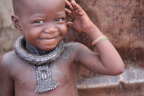 namibie,voyage en namibie,himba,otjiheke,photos enfants himba,photos femmes himba,portraits de himba,frédéric lopez,rendez-vous en terre inconnue,ocre,ocre rouge